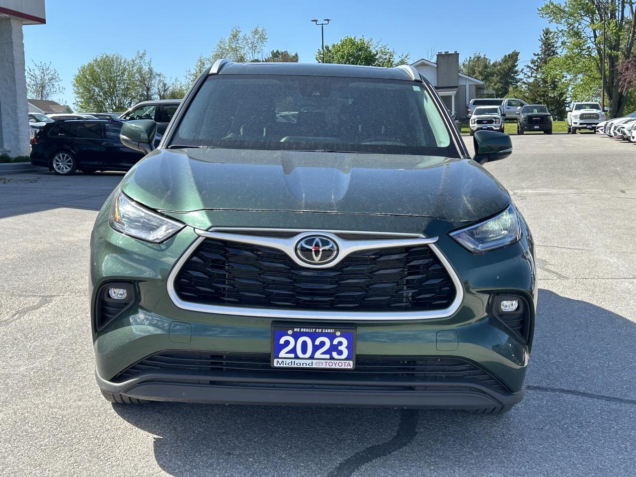 2023 Toyota Highlander XLE   Power Moonroof   Heated Front Seats Photo
