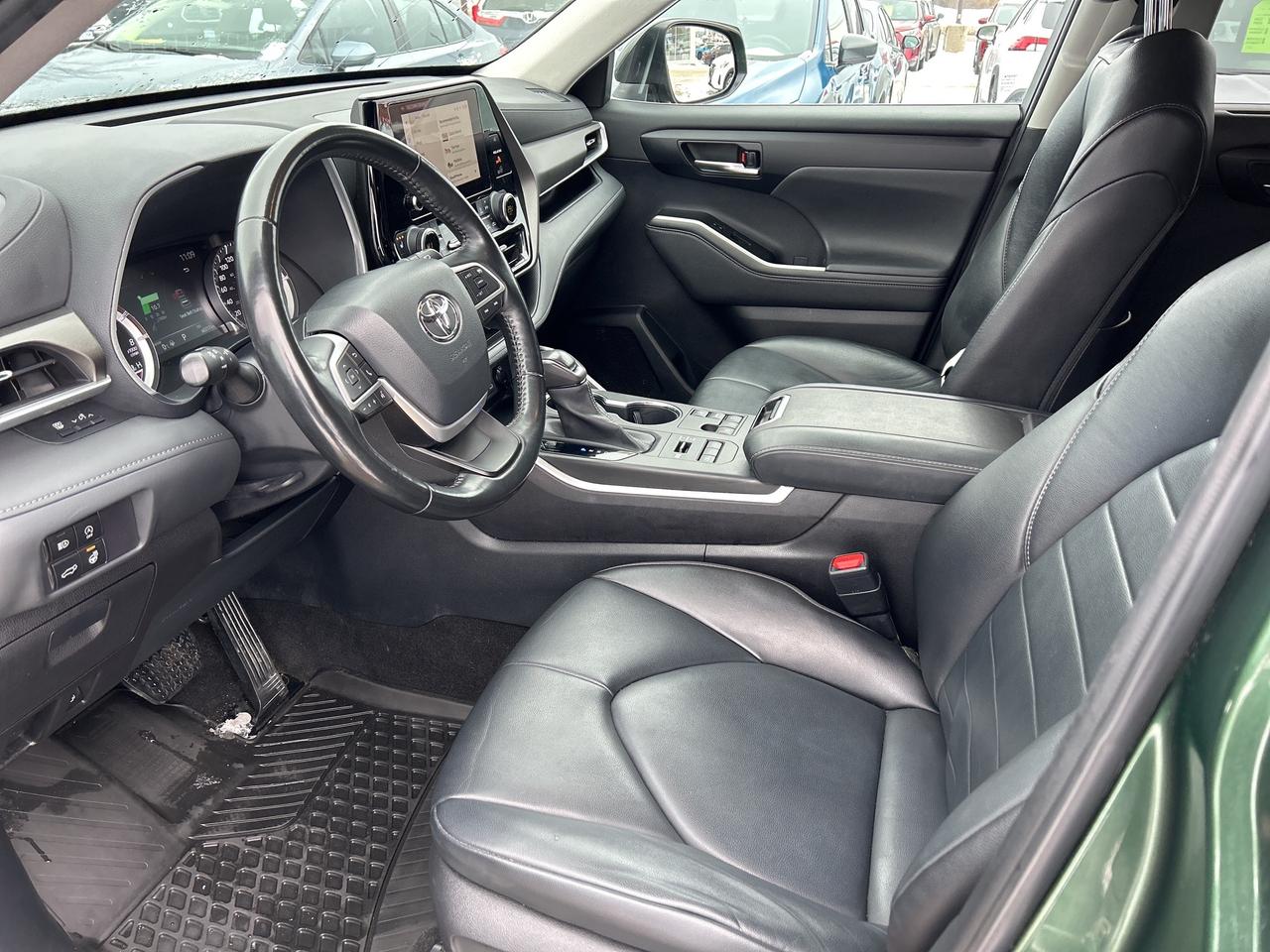 2023 Toyota Highlander XLE   Power Moonroof   Heated Front Seats Photo