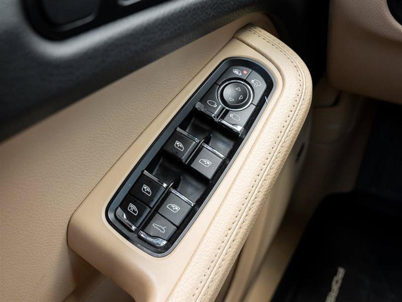 2021 Porsche Macan Base Photo