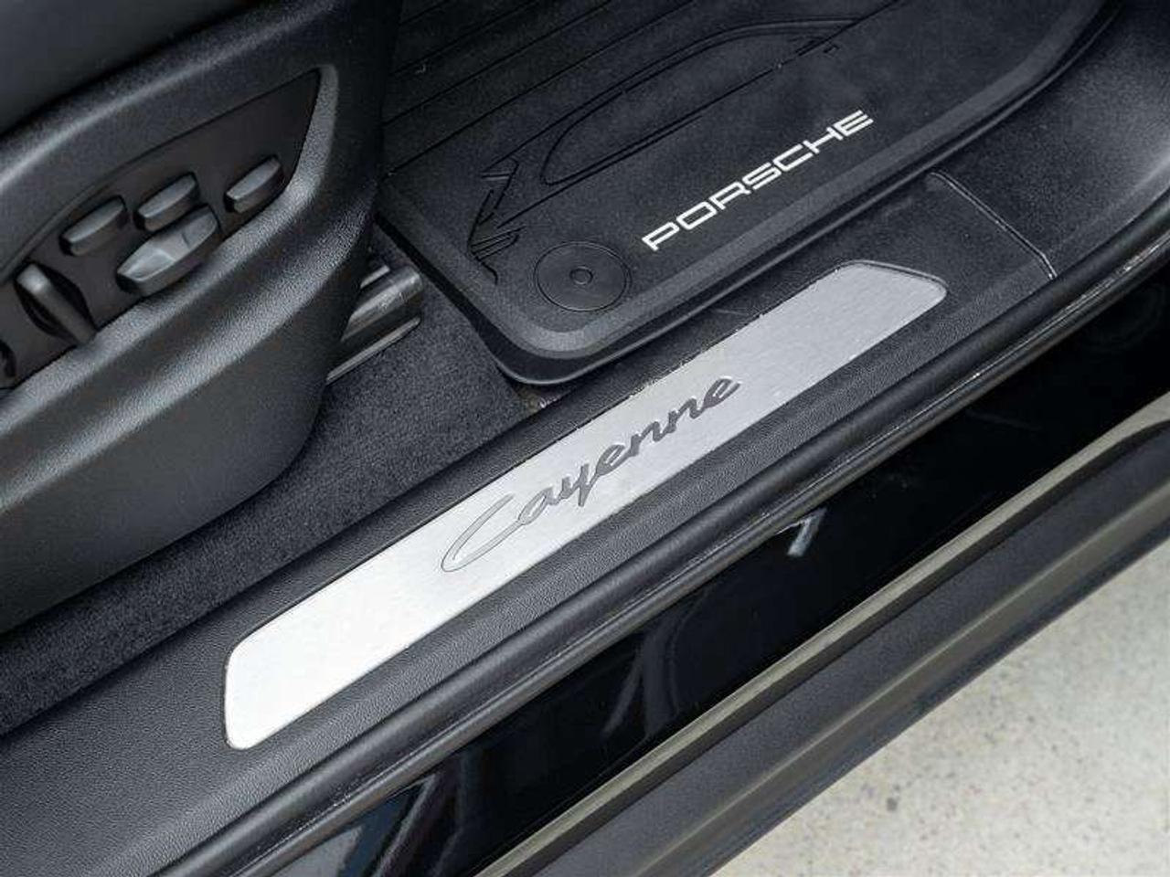 2026 Porsche Cayenne E-Hybrid AWD Premium Plus Package 21 Cayenne Exclusive Design Wheels Exclusive Design Taillights Photo