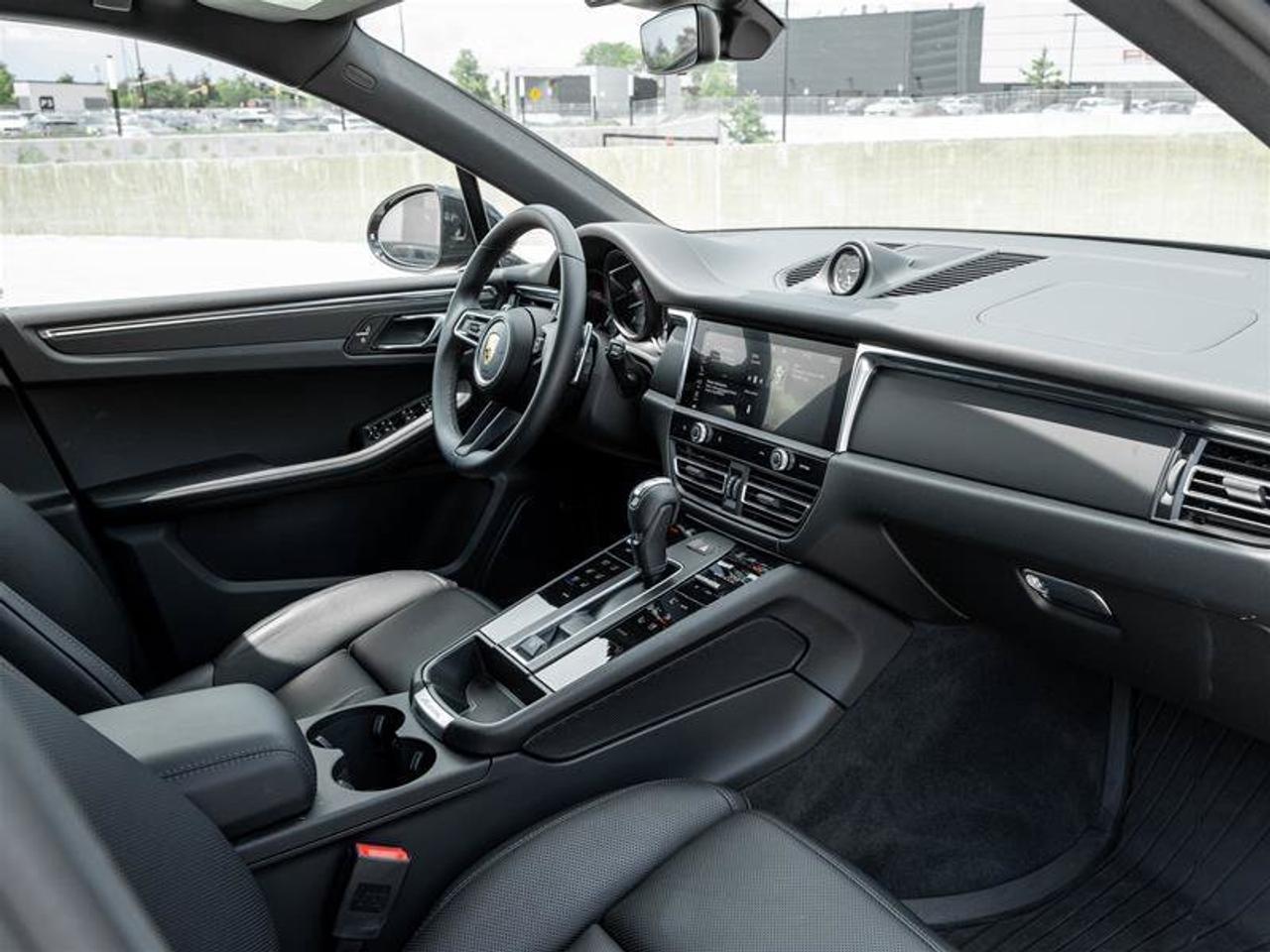 2026 Porsche Macan Base Photo