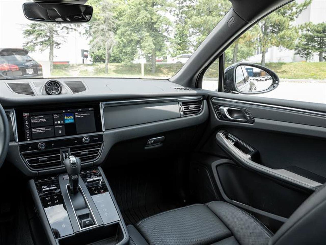 2026 Porsche Macan Base Photo