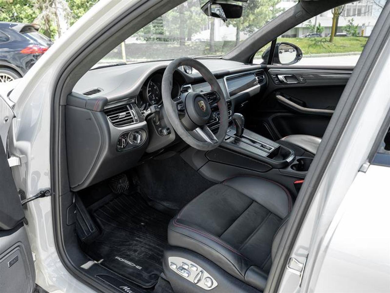 2025 Porsche Macan GTS Photo