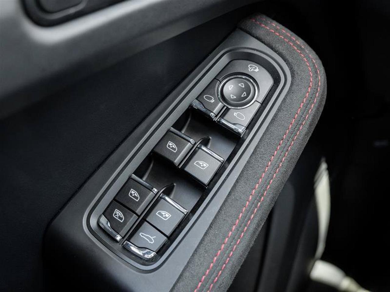 2025 Porsche Macan GTS Photo