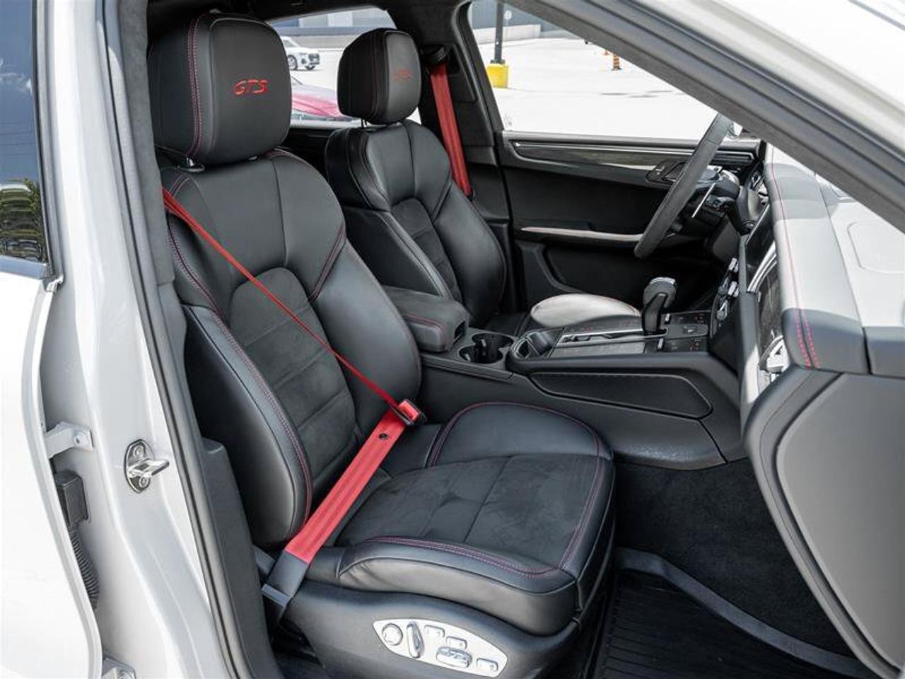 2025 Porsche Macan GTS Photo