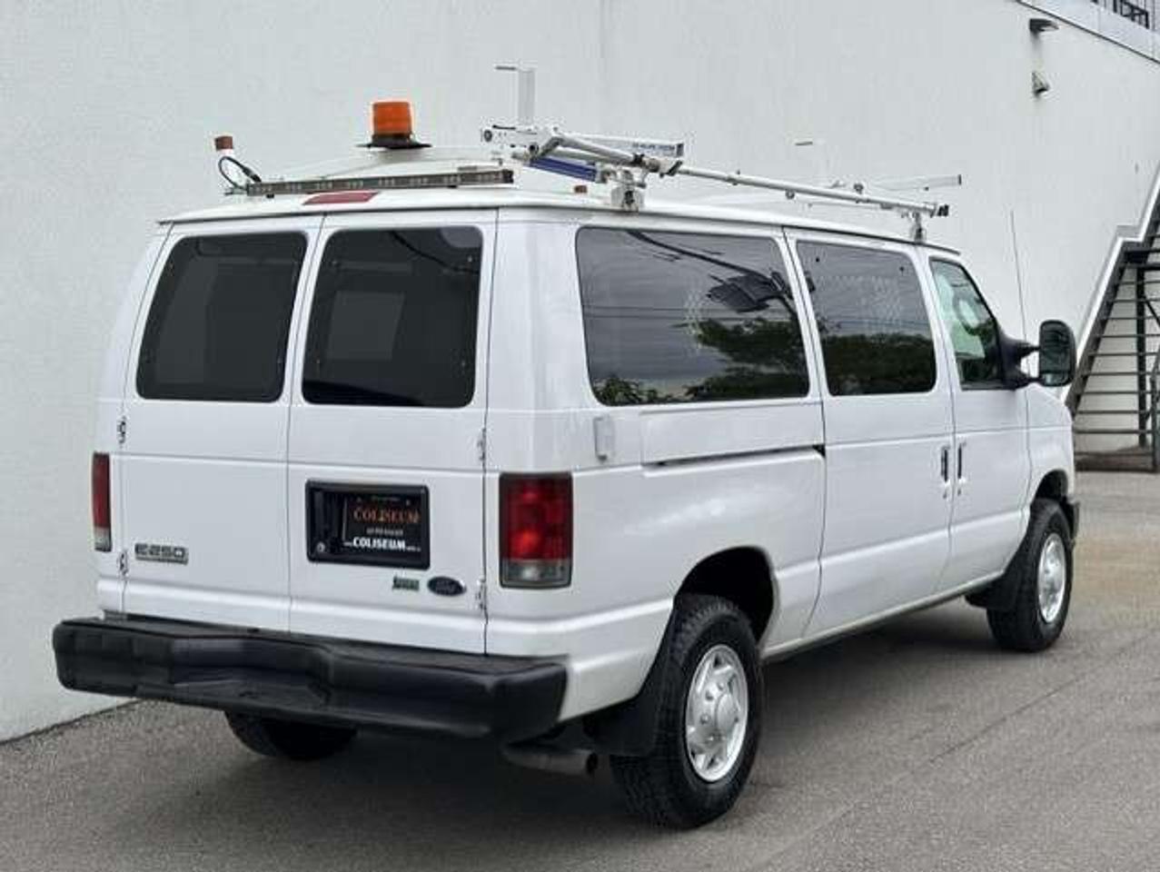 2009 Ford Econoline E-250 ONLY 80,000KM-LADDER RACKS-DIVIDER-SHELVES! Photo4