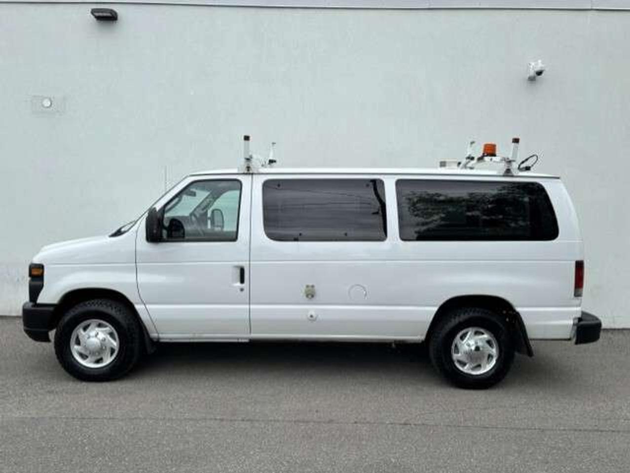 2009 Ford Econoline E-250 ONLY 80,000KM-LADDER RACKS-DIVIDER-SHELVES! Photo