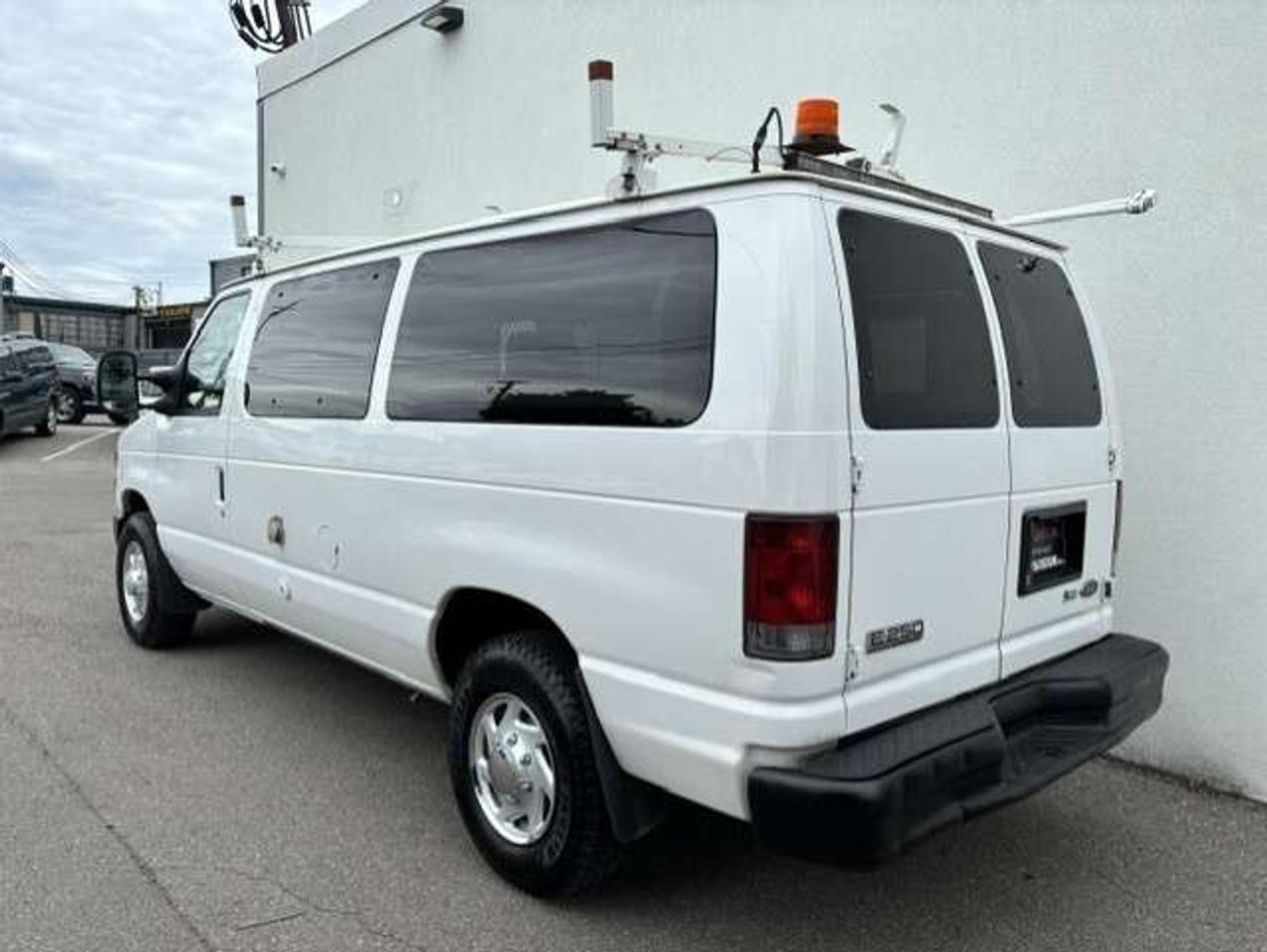 2009 Ford Econoline E-250 ONLY 80,000KM-LADDER RACKS-DIVIDER-SHELVES! Photo