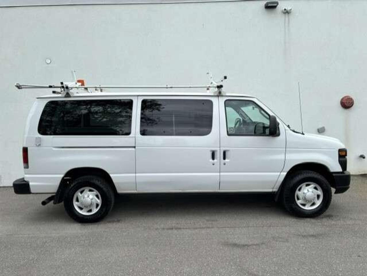 2009 Ford Econoline E-250 ONLY 80,000KM-LADDER RACKS-DIVIDER-SHELVES! Photo
