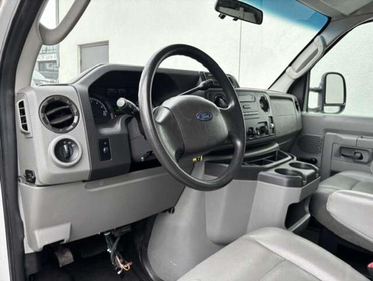2009 Ford Econoline E-250 ONLY 80,000KM-LADDER RACKS-DIVIDER-SHELVES! Photo