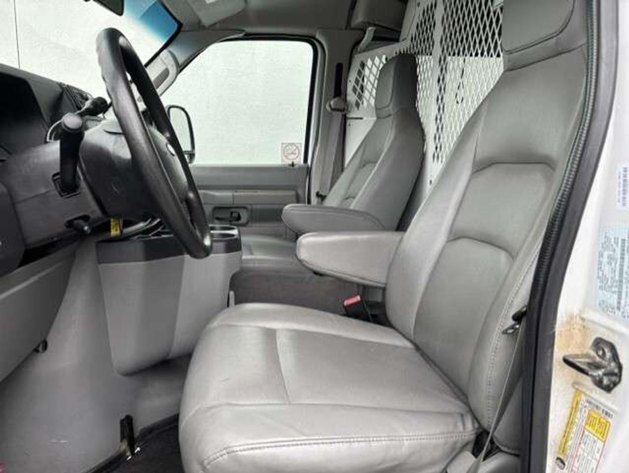 2009 Ford Econoline E-250 ONLY 80,000KM-LADDER RACKS-DIVIDER-SHELVES! Photo