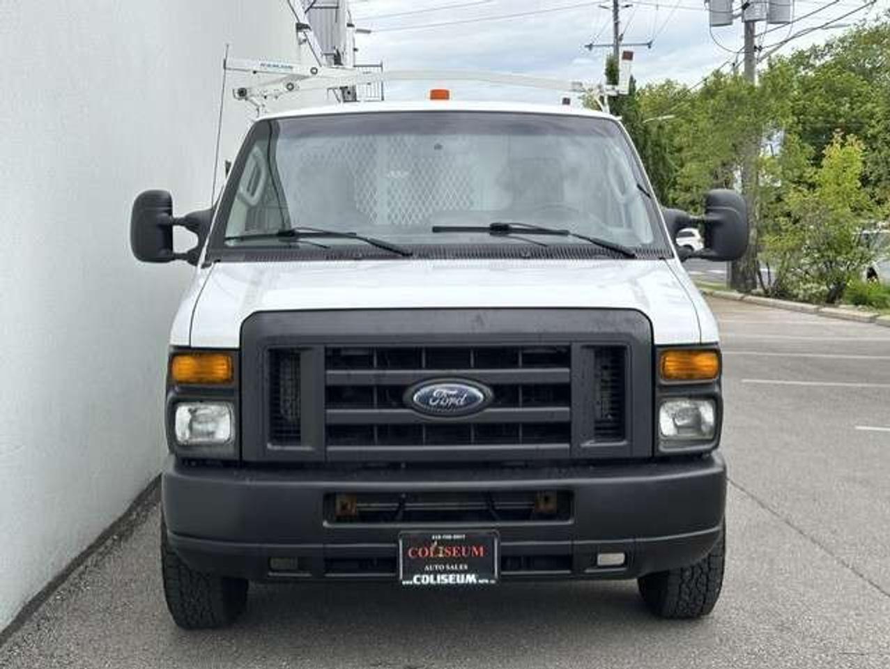 2009 Ford Econoline E-250 ONLY 80,000KM-LADDER RACKS-DIVIDER-SHELVES! Photo
