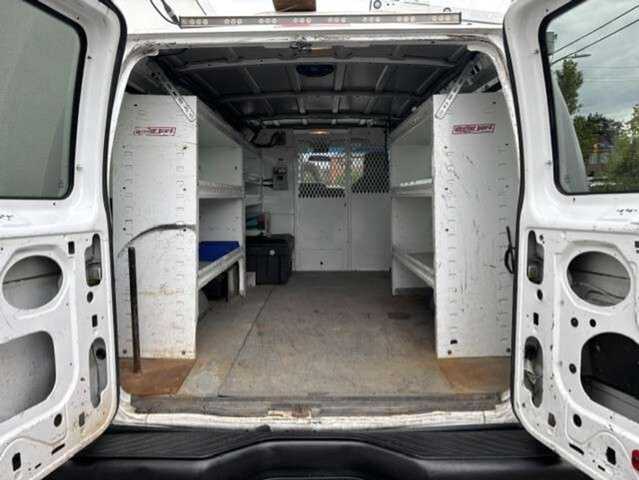 2009 Ford Econoline E-250 ONLY 80,000KM-LADDER RACKS-DIVIDER-SHELVES! Photo