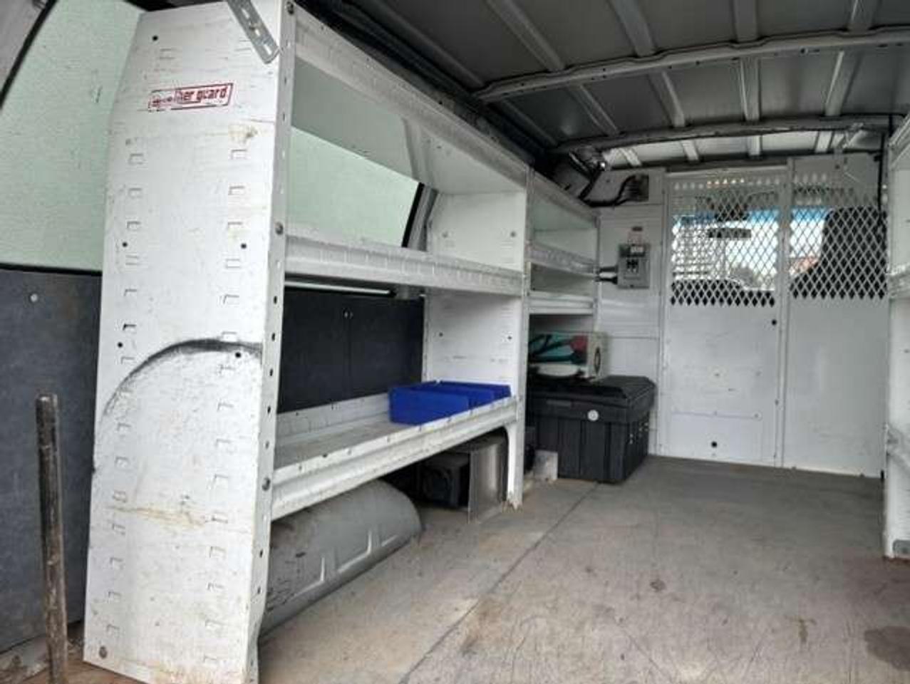 2009 Ford Econoline E-250 ONLY 80,000KM-LADDER RACKS-DIVIDER-SHELVES! Photo