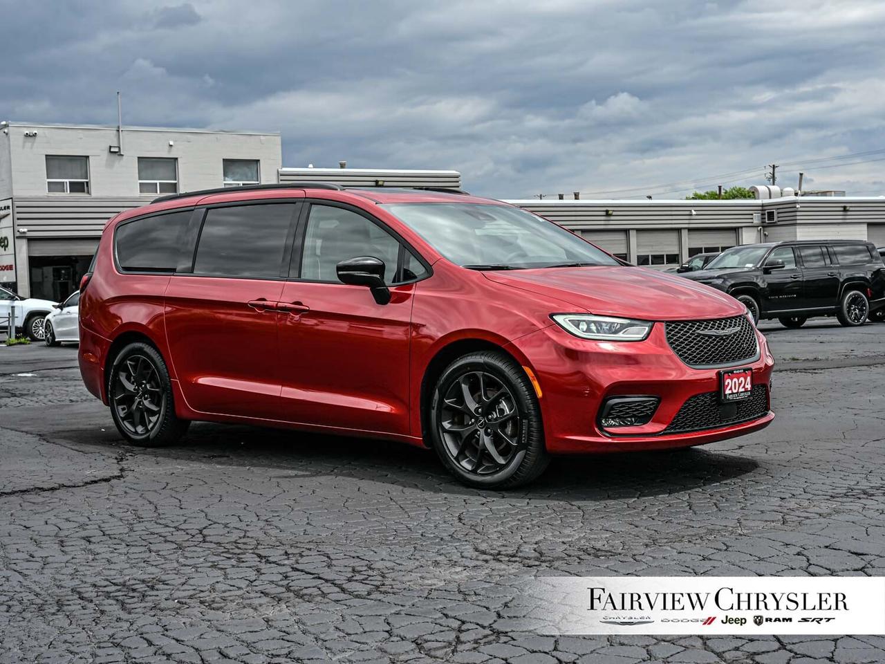 2024 Chrysler Pacifica Limited S APPEARANCE   PANO ROOF   LEATHER   NAV Photo