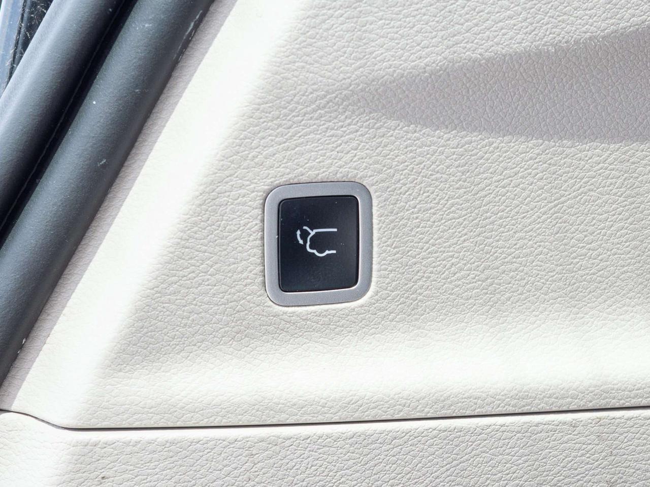 2024 Chrysler Pacifica Touring-L - Rain Sensing Wipers   Back-Up Camera Photo