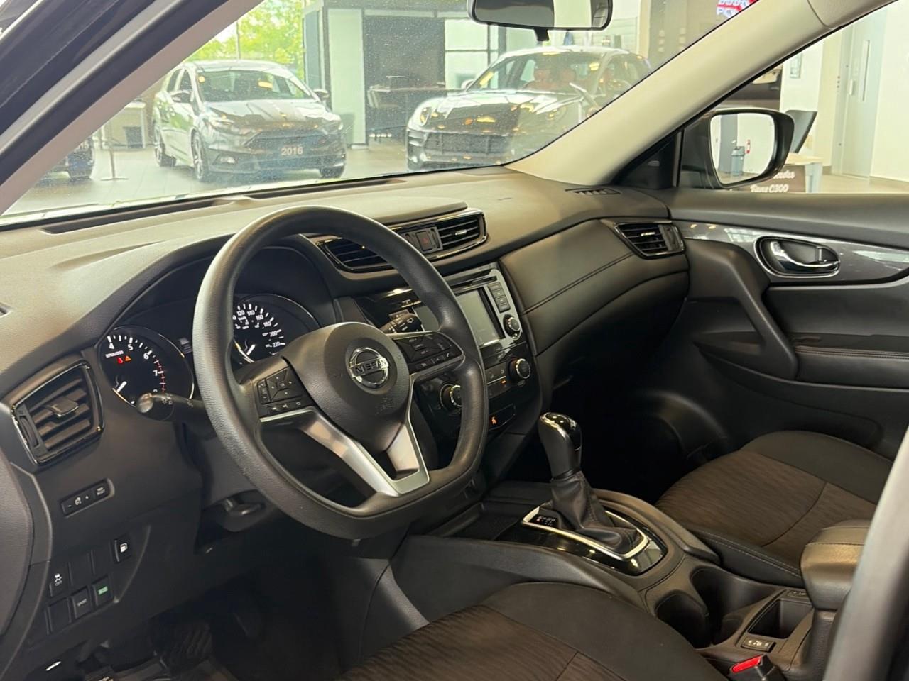 2018 Nissan Rogue SV 4dr Front-wheel Drive Photo