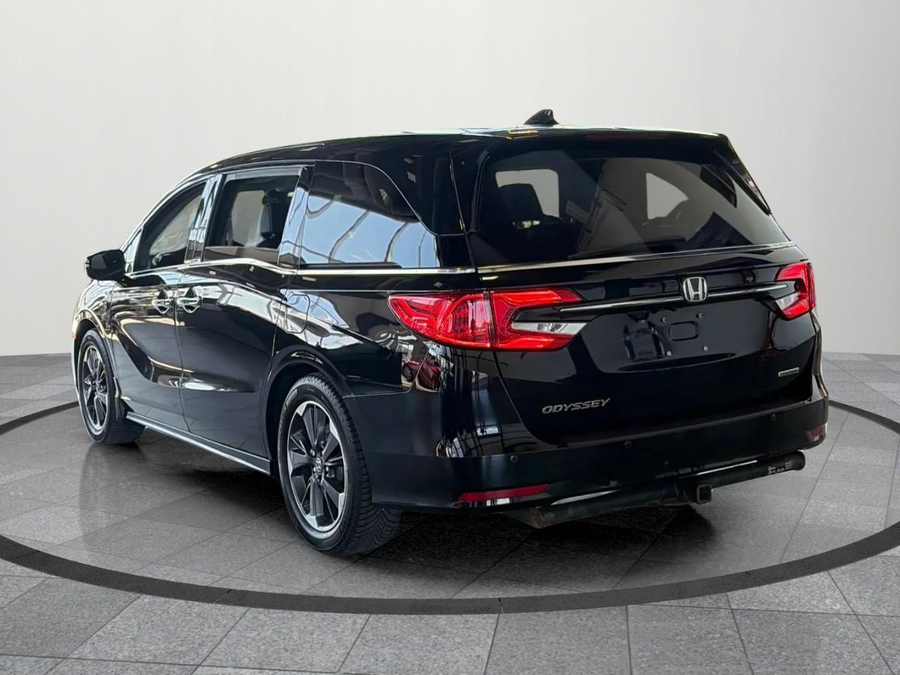 2022 Honda Odyssey Touring Passenger Van Photo3