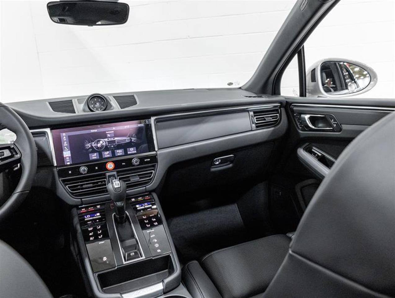 2026 Porsche Macan  Photo