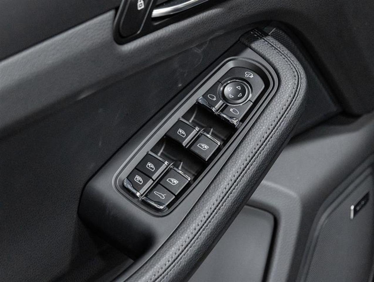 2026 Porsche Macan  Photo