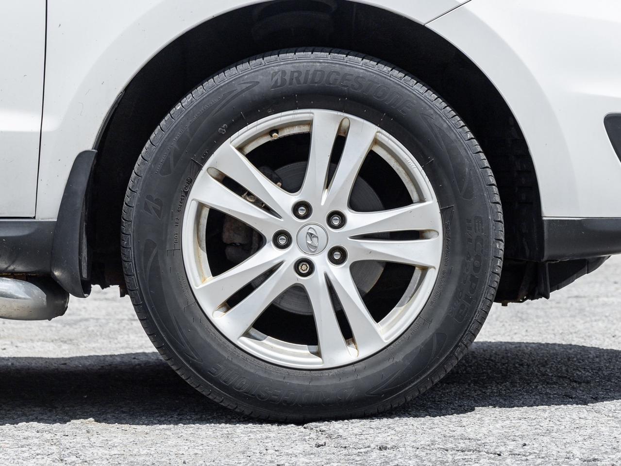 2012 Hyundai Santa Fe FWD I4 GL Premium Photo