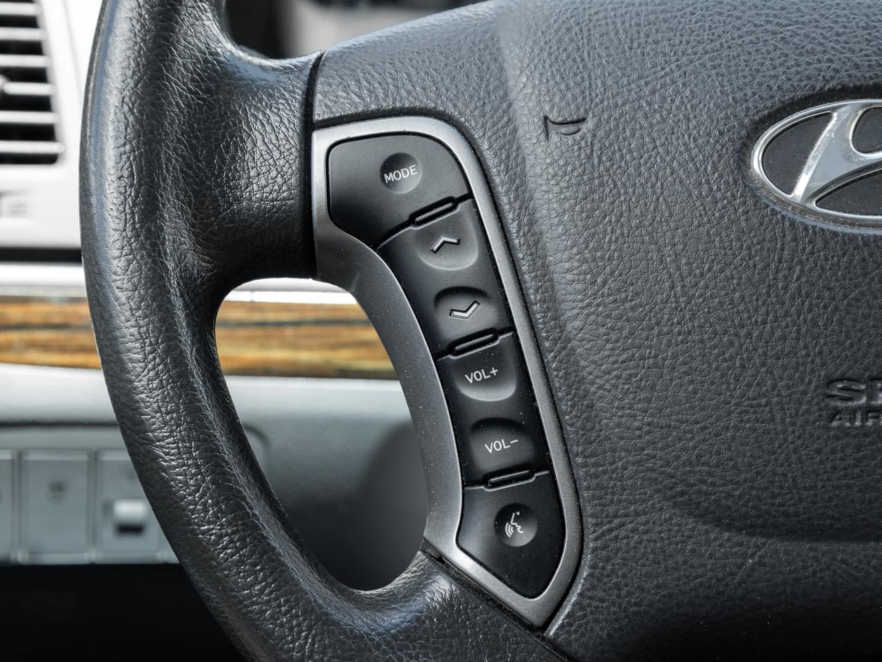 2012 Hyundai Santa Fe FWD I4 GL Premium Photo