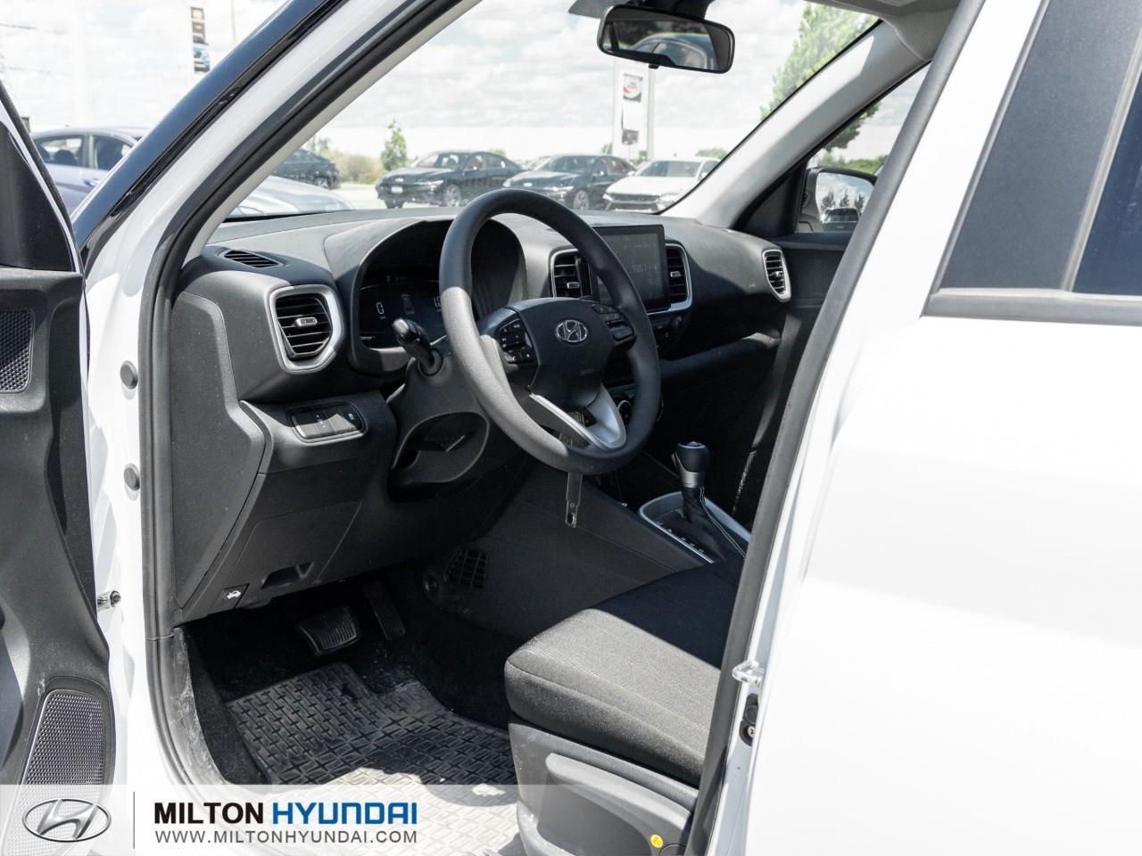 2025 Hyundai Venue Essential w/Two-Tone 4dr Front-Wheel Drive Photo