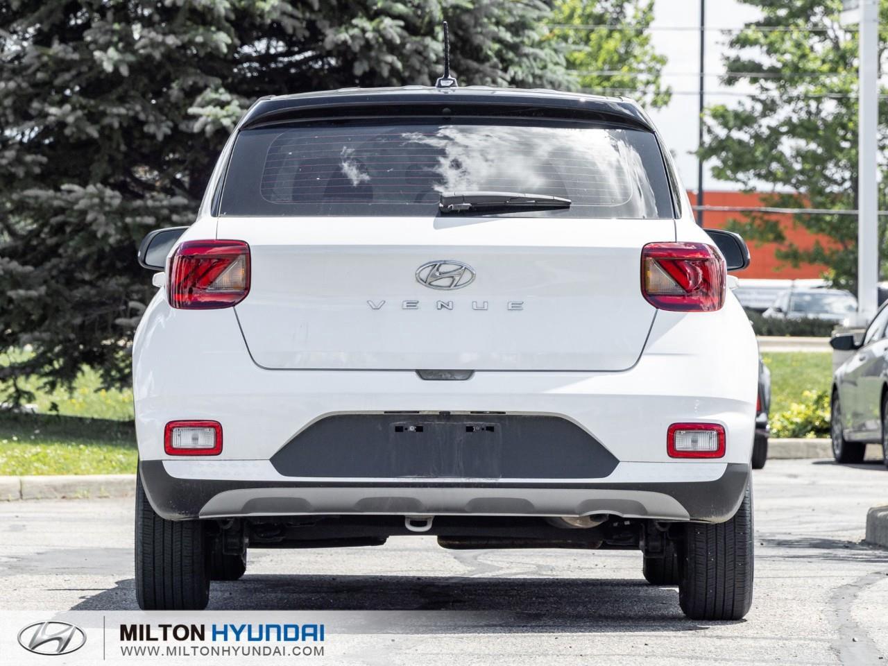 2025 Hyundai Venue Essential w/Two-Tone 4dr Front-Wheel Drive Photo