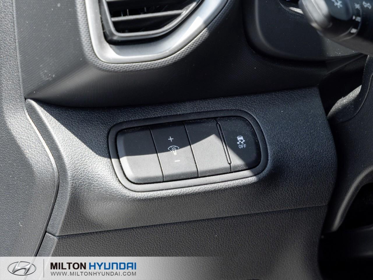 2025 Hyundai Venue Essential w/Two-Tone 4dr Front-Wheel Drive Photo