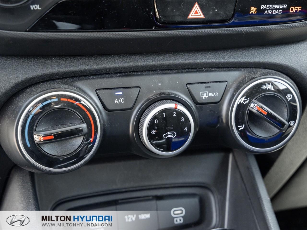 2025 Hyundai Venue Essential w/Two-Tone 4dr Front-Wheel Drive Photo