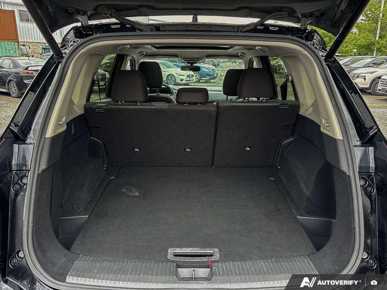 2025 Nissan Rogue SV Photo