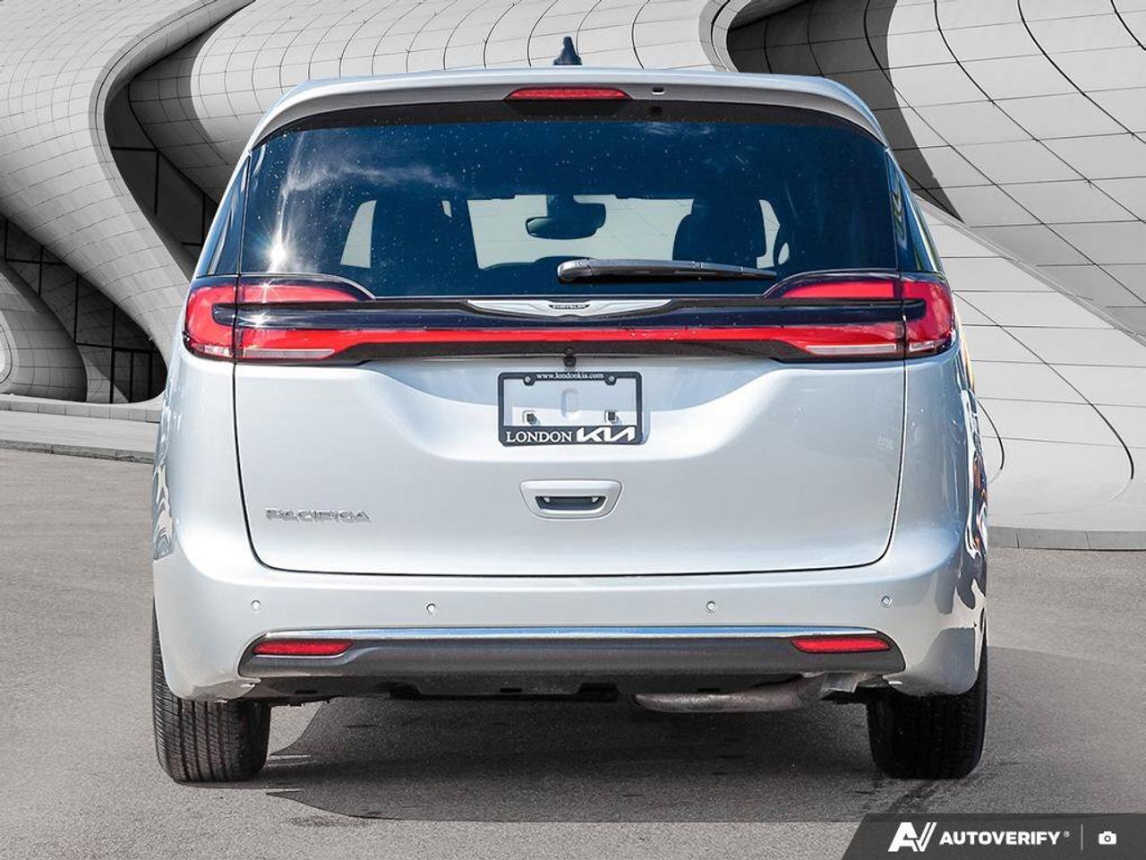 2026 Chrysler Pacifica Select Photo3