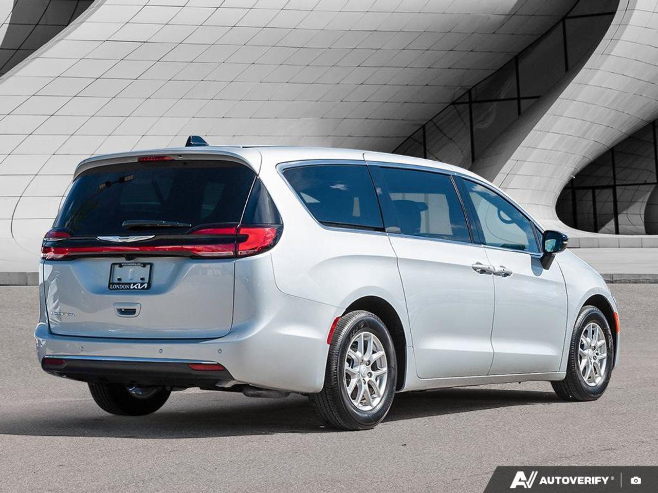 2026 Chrysler Pacifica Select Photo4