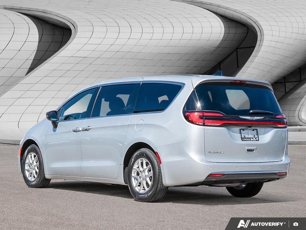 2026 Chrysler Pacifica Select Photo