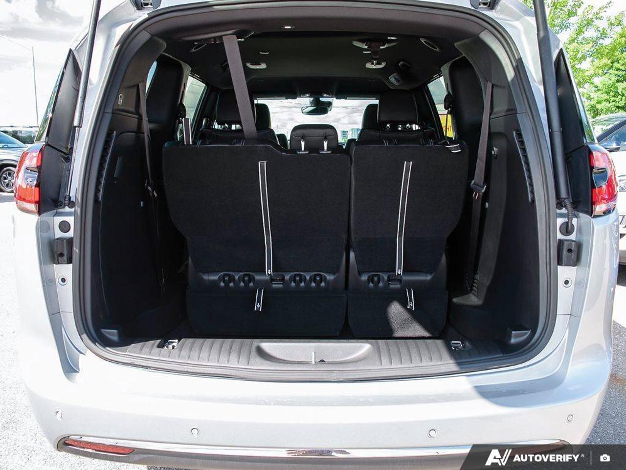 2026 Chrysler Pacifica Select Photo