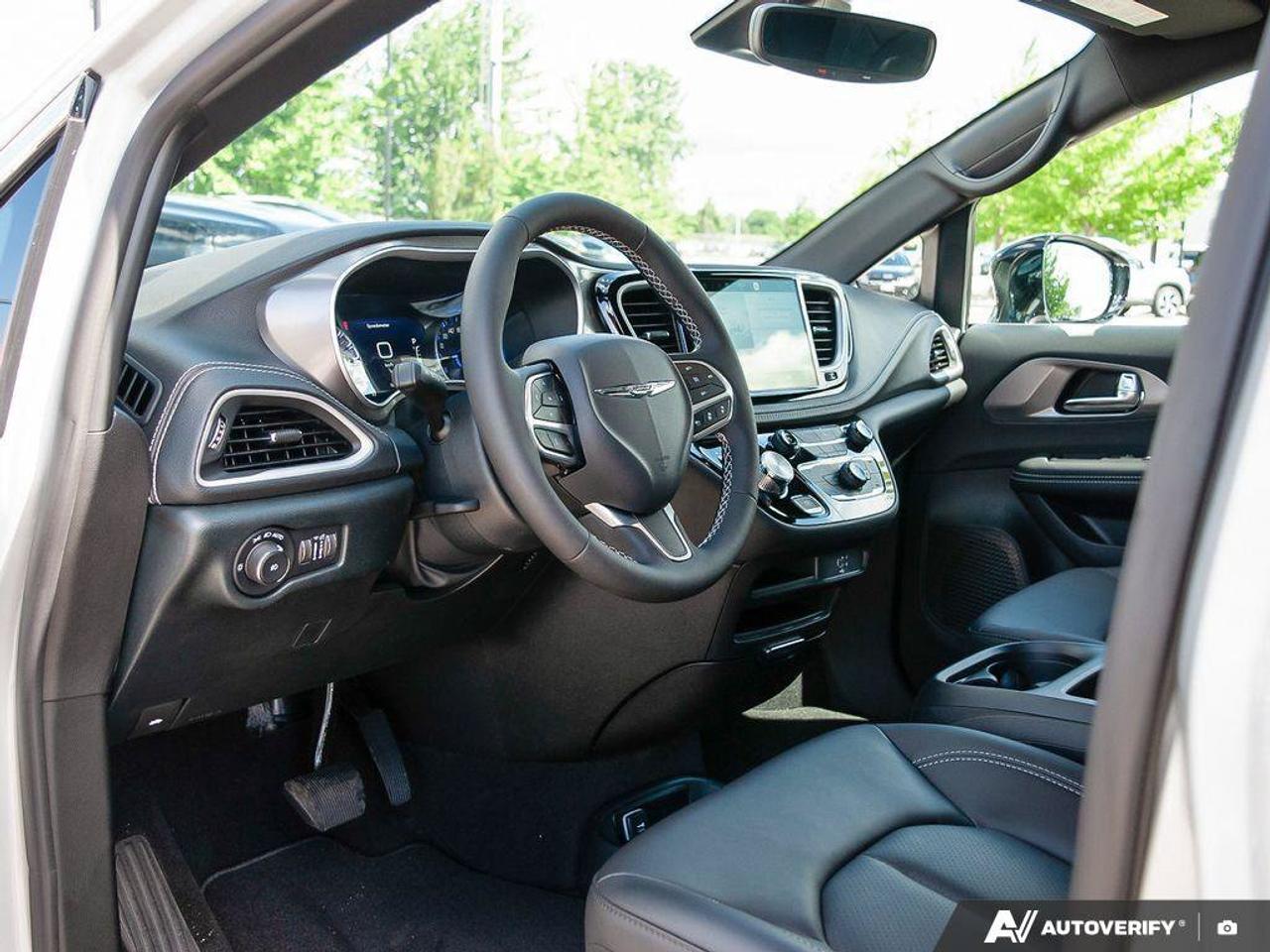 2026 Chrysler Pacifica Select Photo