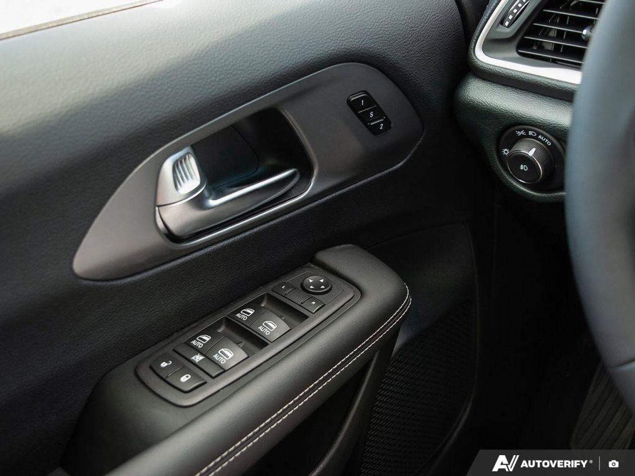 2026 Chrysler Pacifica Select Photo