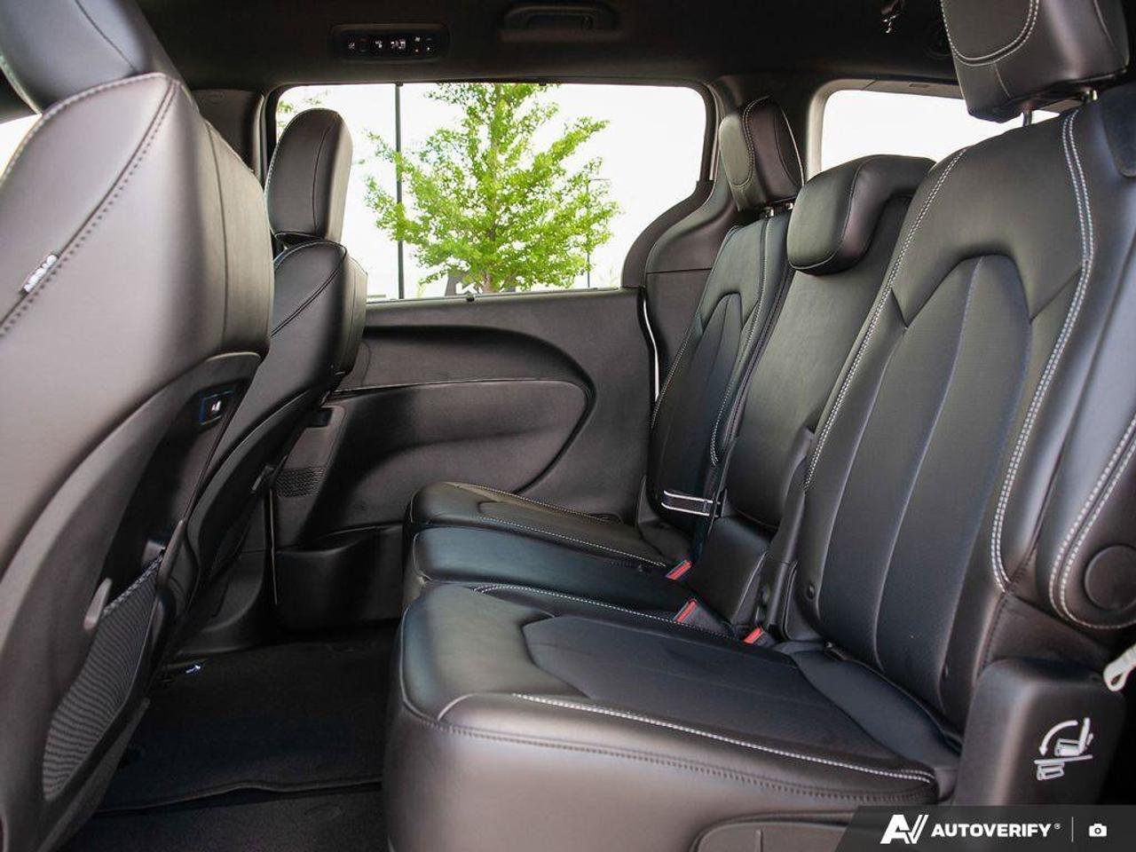 2026 Chrysler Pacifica Select Photo