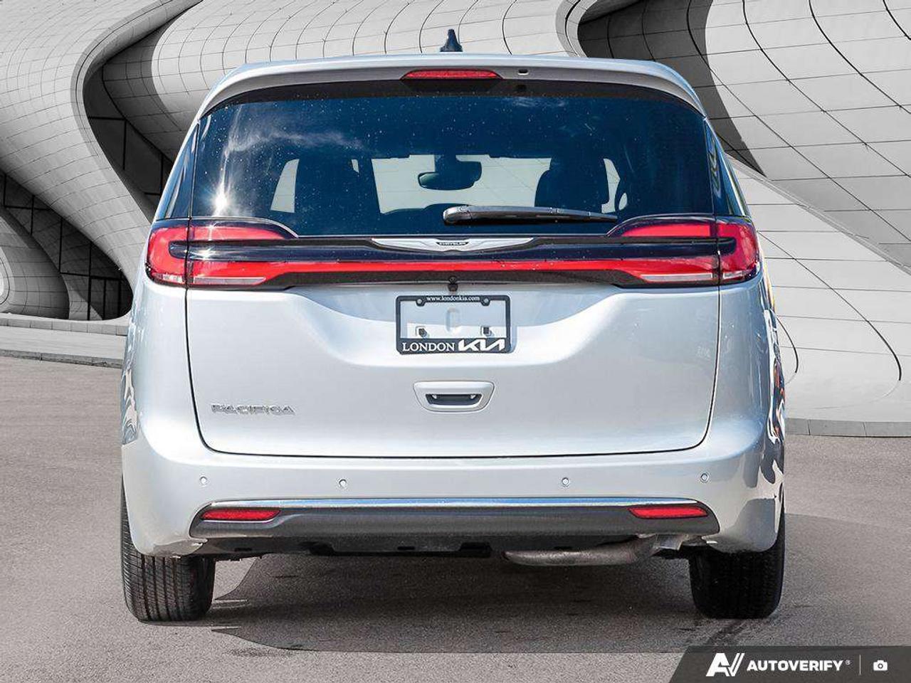 2026 Chrysler Pacifica Select   Leather   Push Button   Power Doors & Tailgate   Heated seats Photo