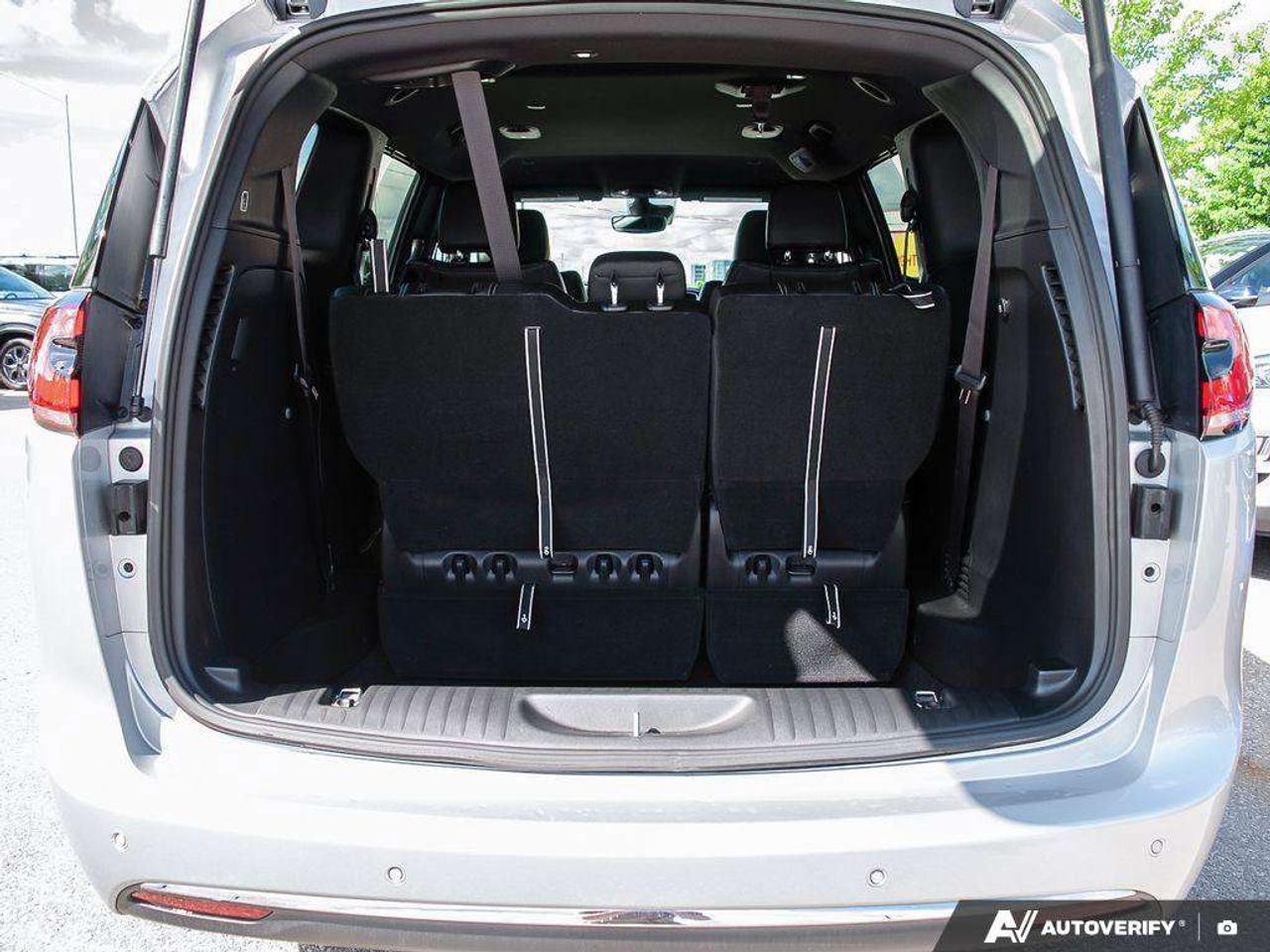 2026 Chrysler Pacifica Select   Leather   Push Button   Power Doors & Tailgate   Heated seats Photo