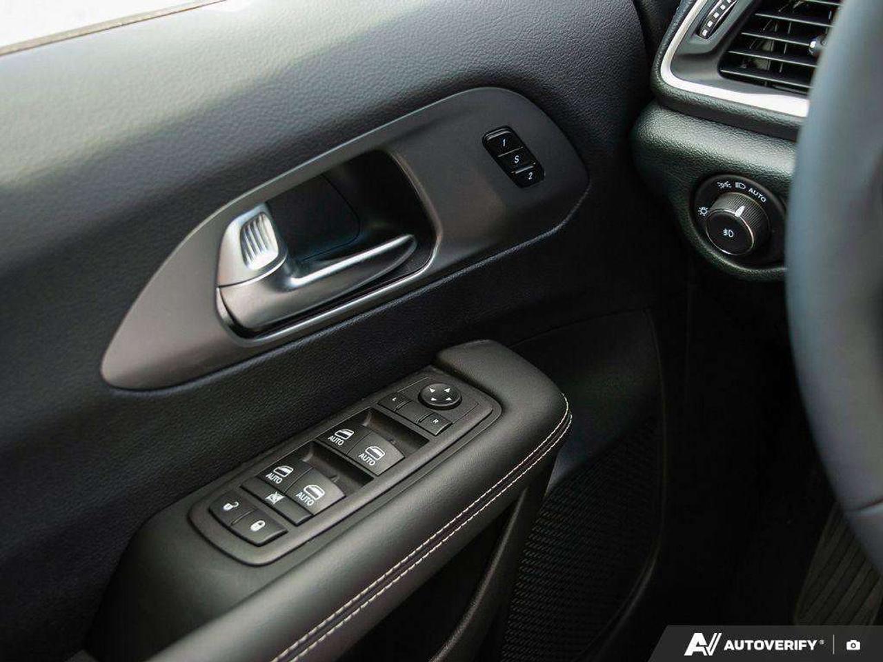 2026 Chrysler Pacifica Select   Leather   Push Button   Power Doors & Tailgate   Heated seats Photo