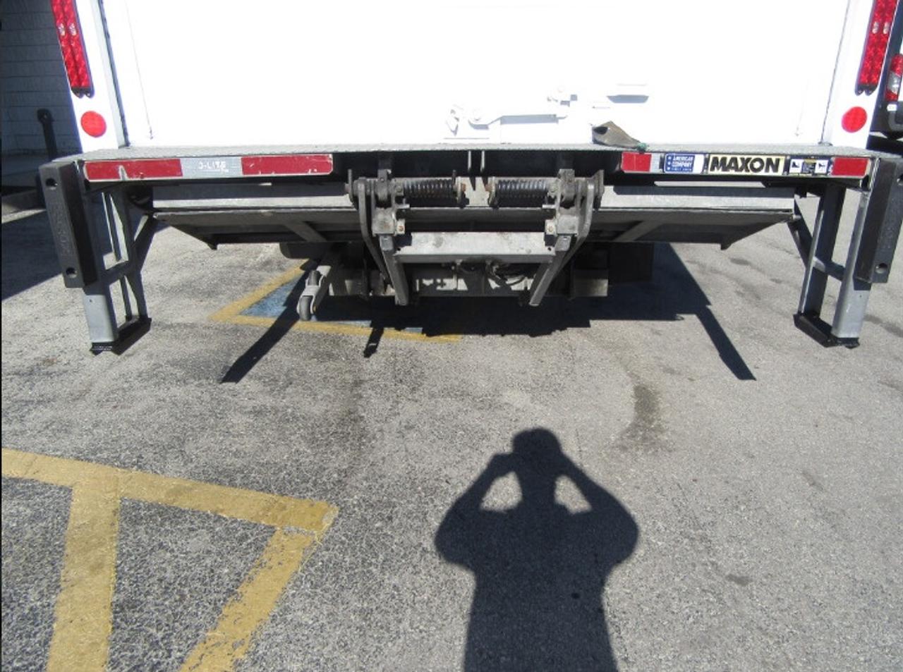 2024 Isuzu NPR GAS 20FT HIGH & WIDE BOX POWER LIFT GATE Photo2