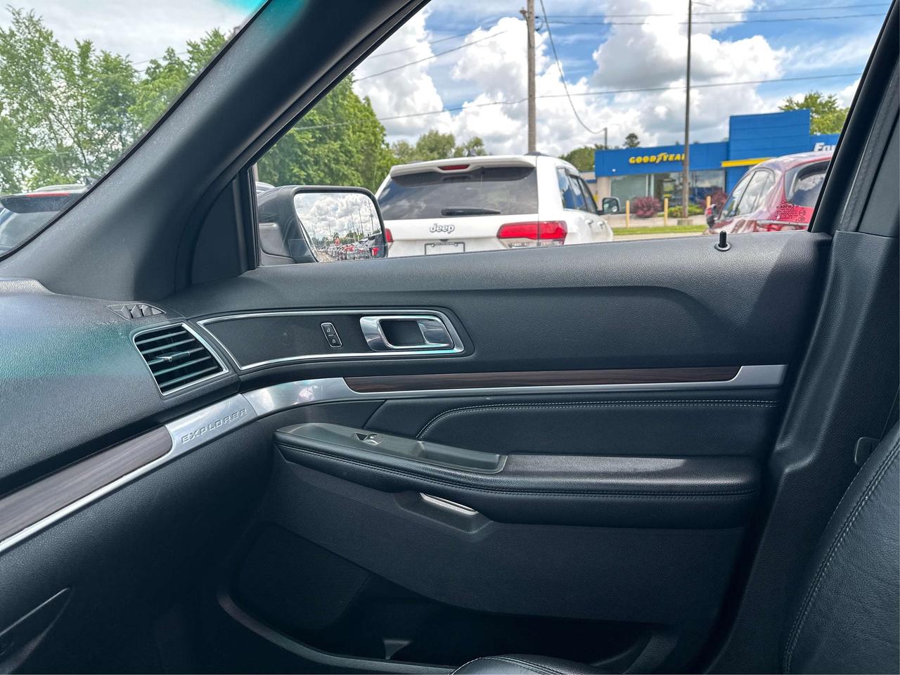 2017 Ford Explorer NAV LEATHER HEATED SEATS! WE FINANCE ALL CREDIT! Photo