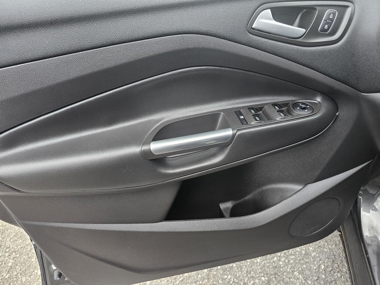 2018 Ford Escape SE 4WD, BACKUP CAMERA, BLUETOOTH, 90KM Photo