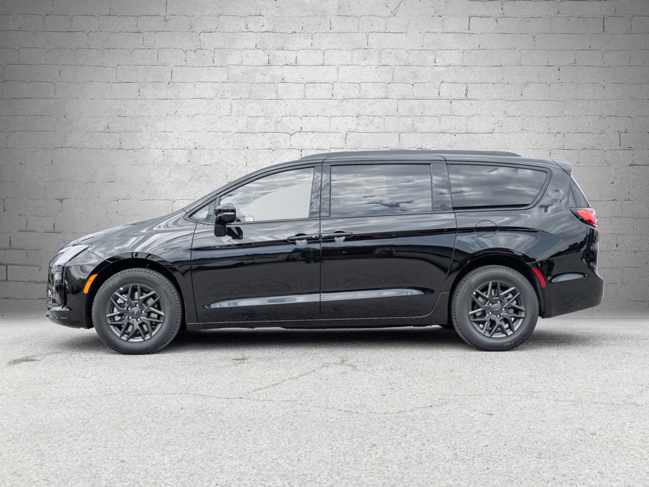 2027 Chrysler Pacifica Select AWD Photo2