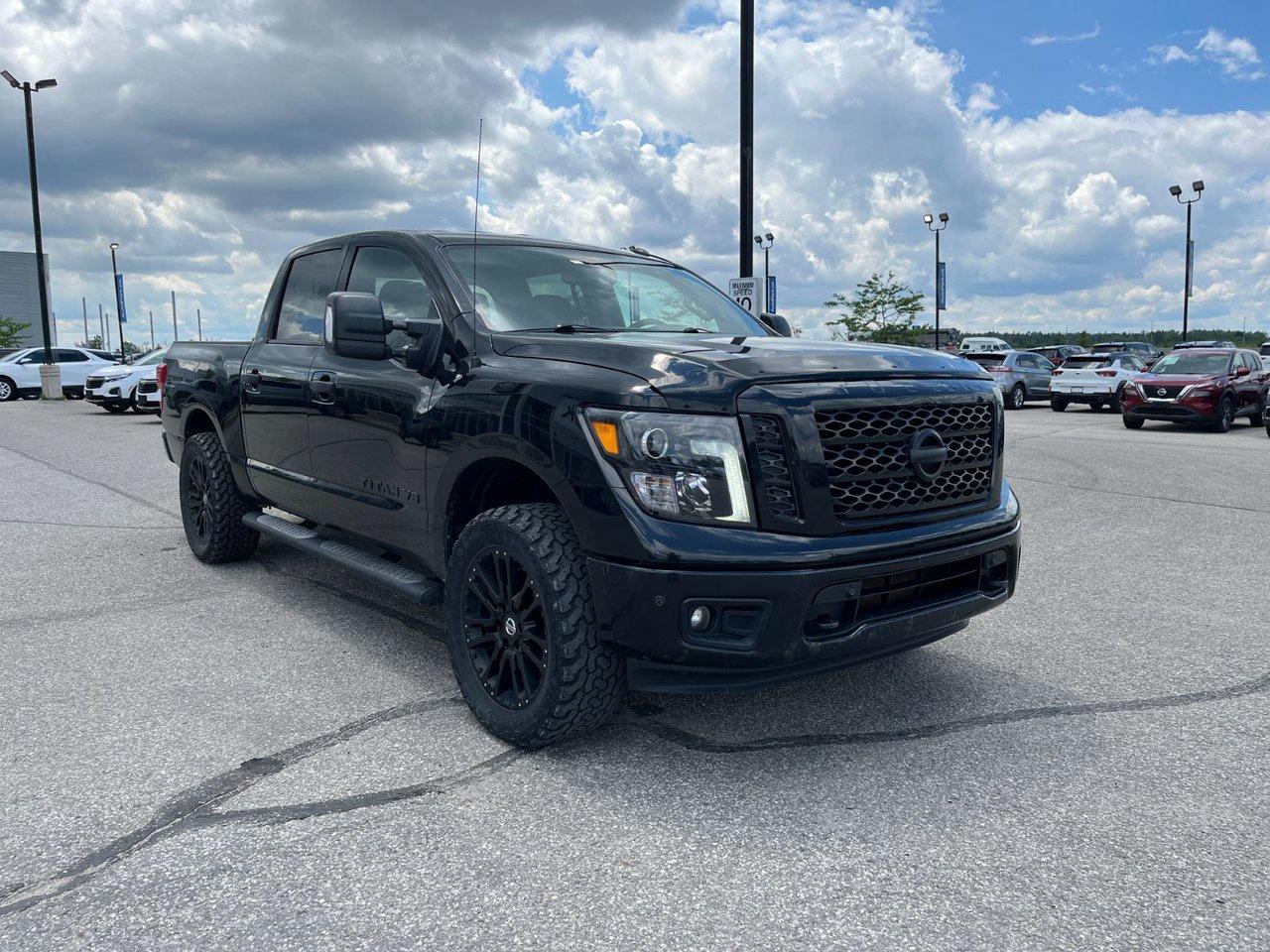 2019 Nissan Titan 4x4 Crew Cab SV Midnight Edition Photo3