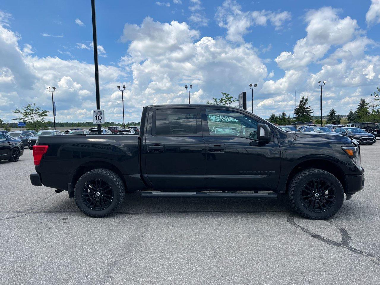2019 Nissan Titan 4x4 Crew Cab SV Midnight Edition Photo4