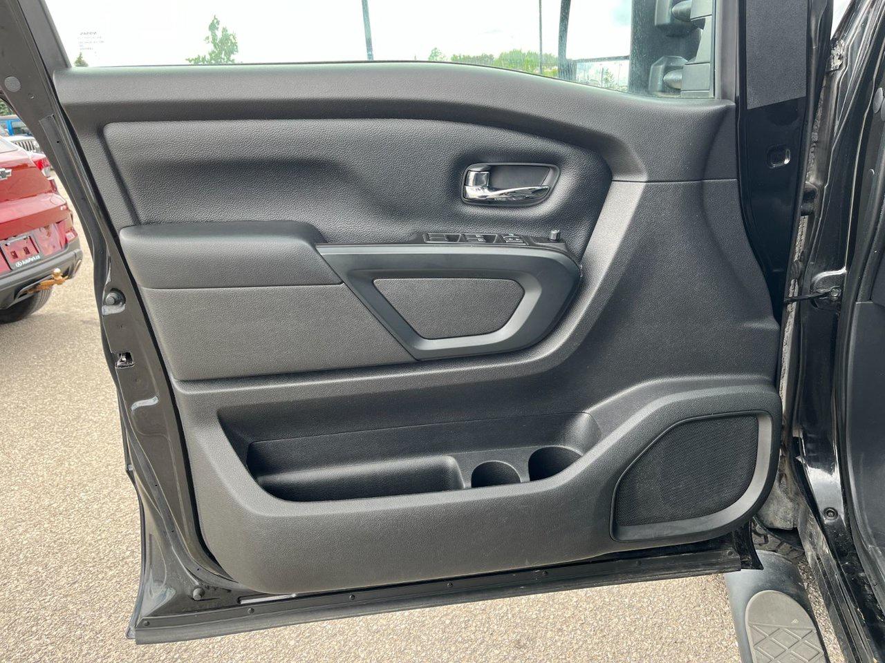 2019 Nissan Titan 4x4 Crew Cab SV Midnight Edition Photo