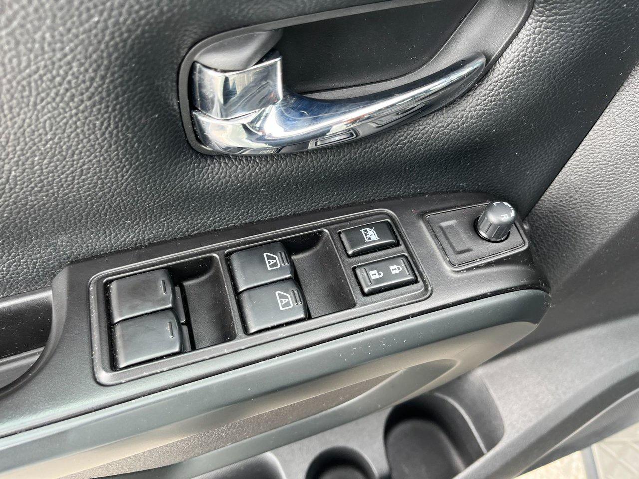 2019 Nissan Titan 4x4 Crew Cab SV Midnight Edition Photo