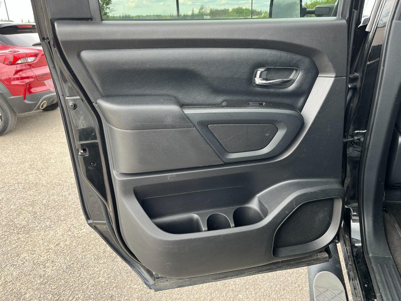 2019 Nissan Titan 4x4 Crew Cab SV Midnight Edition Photo